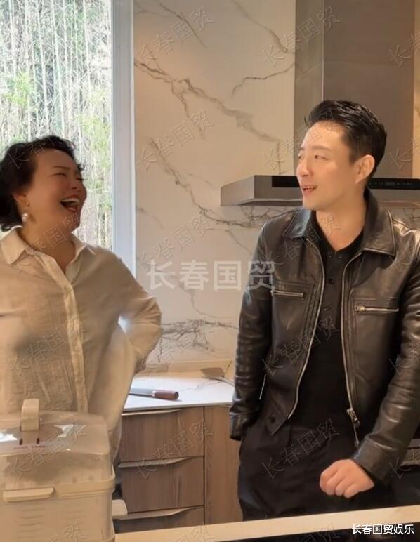 汪小菲|汪小菲和妈妈同框出镜，张兰在儿子身边开怀大笑，画面温馨