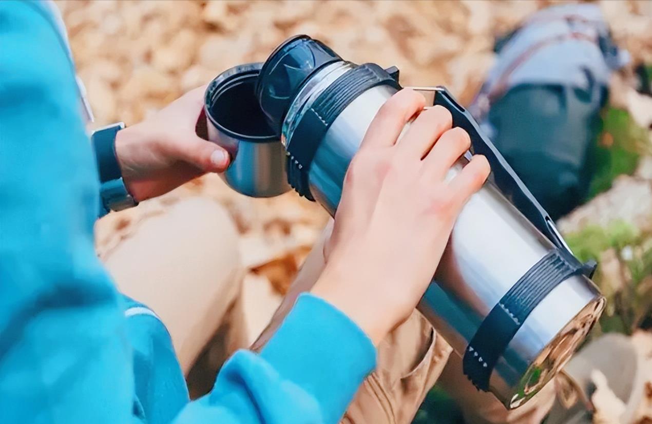 “夺命保温杯”遭央视曝光，热水进“毒水”出，重金属超标请注意