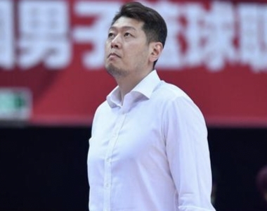 盖帽|小狼王成为四川队新主帅，这位差点去NBA的东北人有脾气更有故事