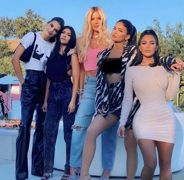 肯达尔·詹娜|詹娜深夜参加酒会!一改往日风格,穿涂鸦小短裙,布克贴身保护