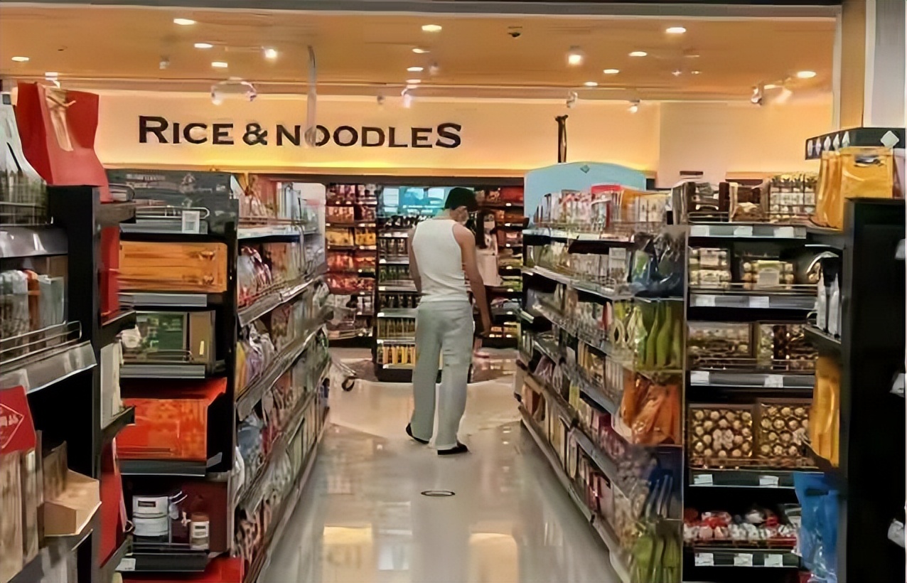 刘雯|恋爱实锤?刘雯深夜现身井柏然所住酒店,一夜未出次日衣服没换