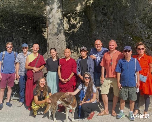 李连杰|李连杰外出旅游，穿四年前衣服超低调，小女儿甜美可人已走出抑郁