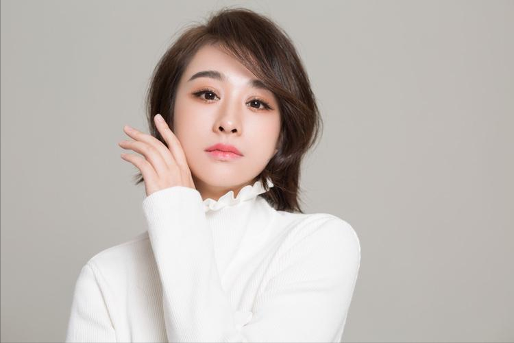 穆婷婷|穆婷婷:曾被继母挑拨关系,客厅健身秀身材!与粉丝合照接地气