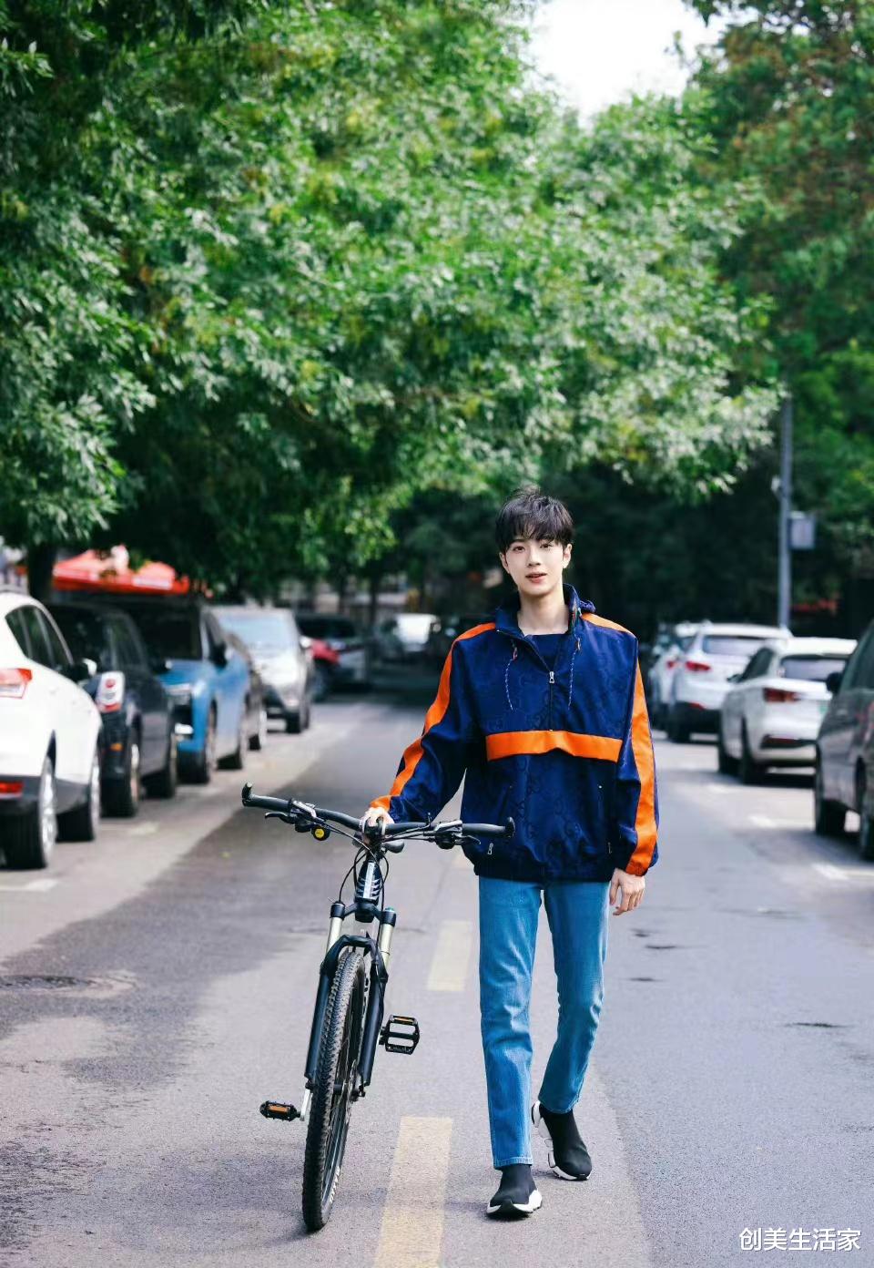 阳光少年赖冠霖私服,穿奢牌拼色冲锋衣配牛仔裤,酷帅十足