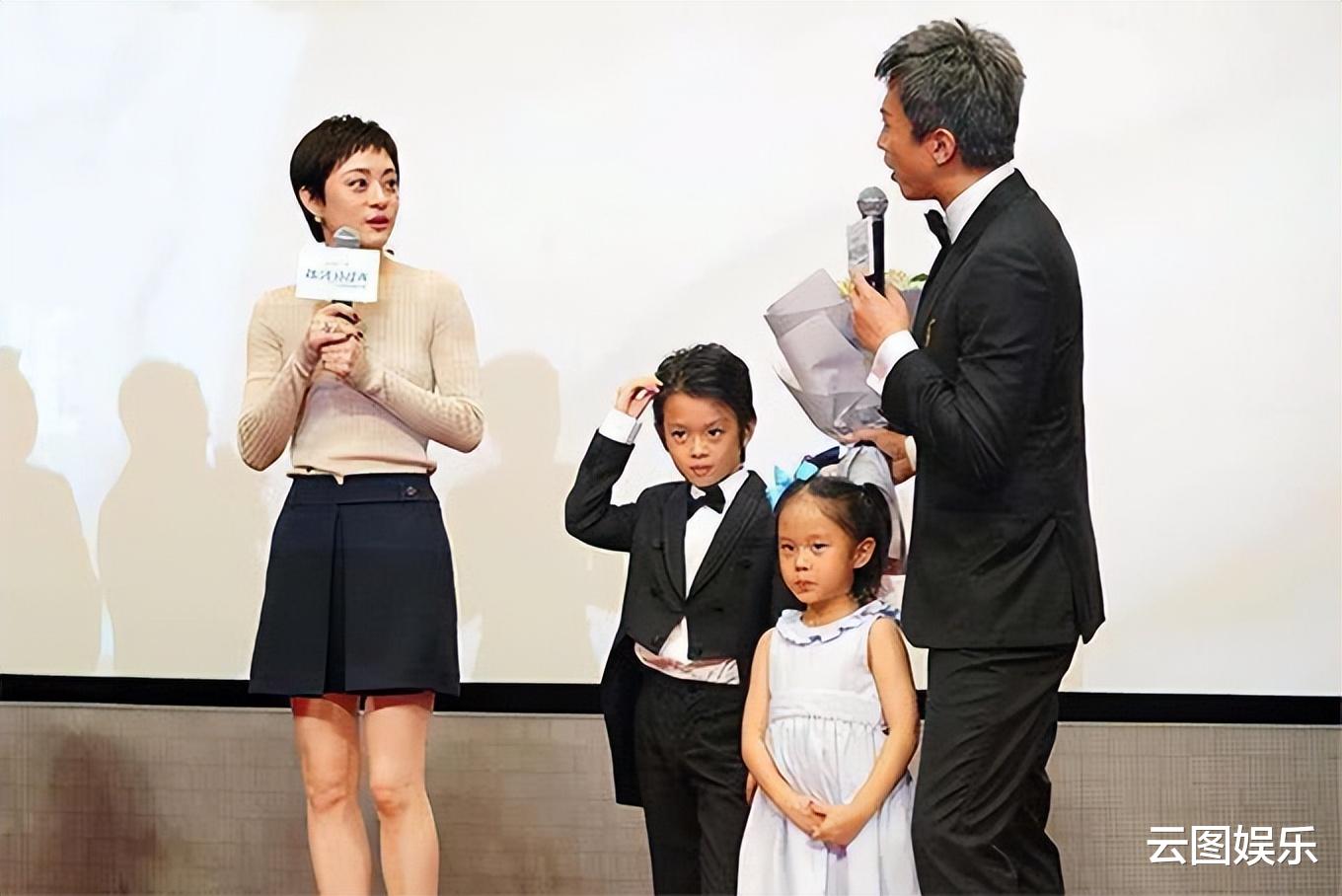 陈小春|孙俪邓超到学校看女儿表演，8岁小花舞姿优雅像公主，学费近30万