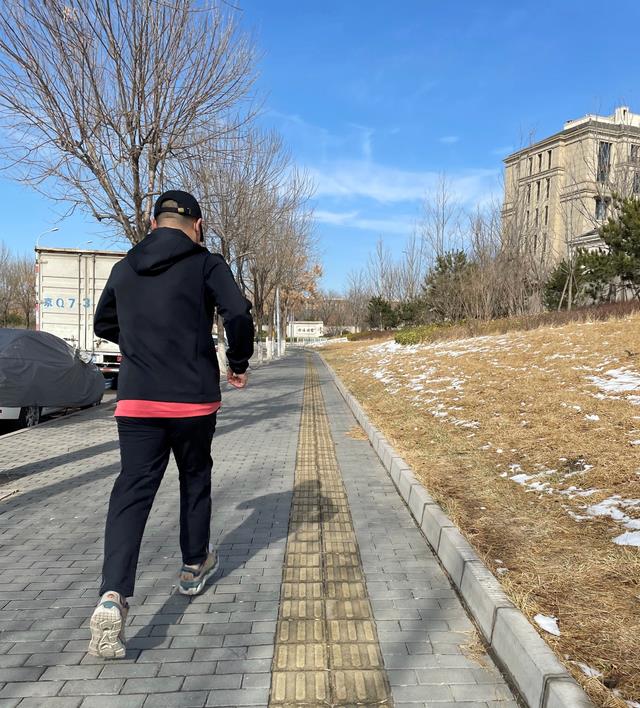 岳云鹏|郑敏晒岳云鹏照片,身形瘦了很多,网友们注意力却转到其他地方