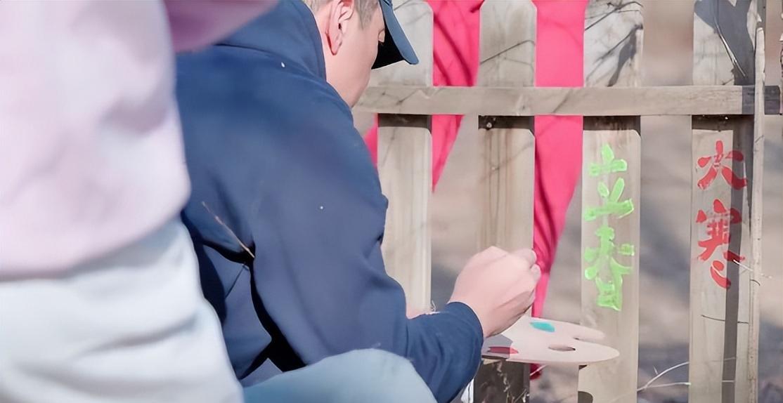 李亚鹏|李亚鹏与妻子当众搂腰太甜蜜,仪式感过头被骂太装:怪不得李嫣烦