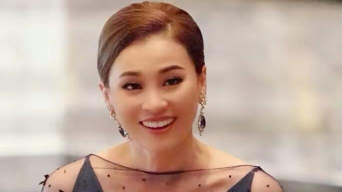 苏提达|真给国王长脸！泰国王后苏提达穿网纱裙陪丈夫参加音乐节，颜值超高似仙女