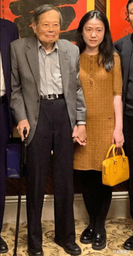 杨振宁|杨振宁翁帆一张近照刷屏,他们的恩爱方式打脸多少人