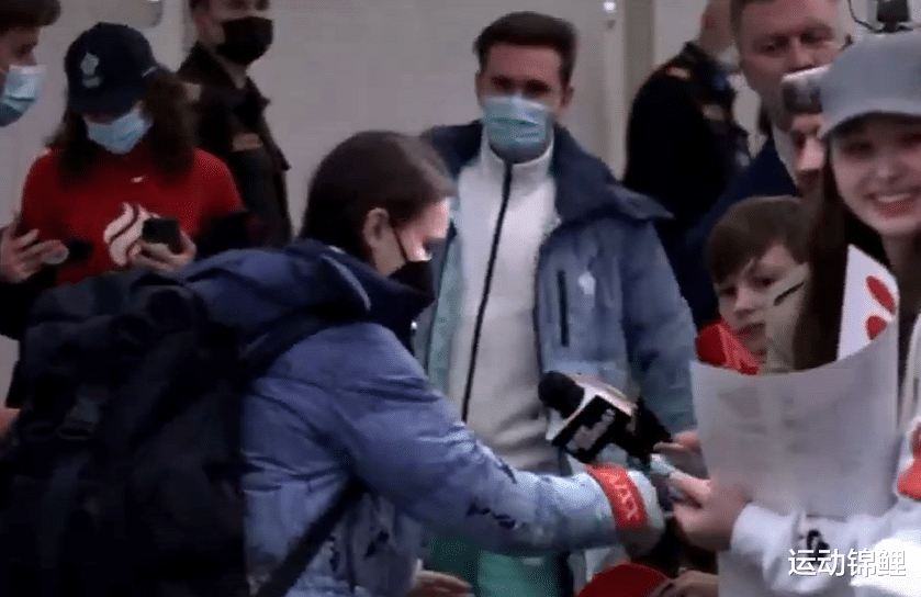 张艺谋|回国后!K宝受邀出席演唱会,千金机场签名被拽走,莎莎再次沉默