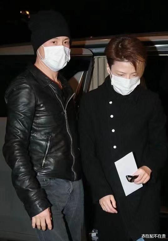 张学友妻子看着挺年轻，二人同框她穿得简单却高级，老公更像保镖