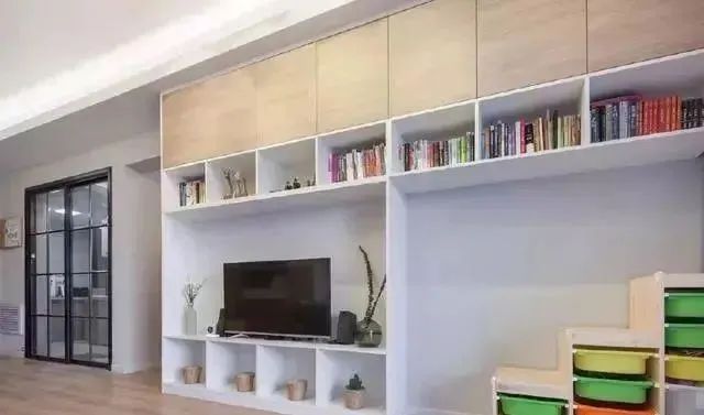 91平三室新房,把鞋柜放在门外,客厅背景墙打满柜子,太霸气实用