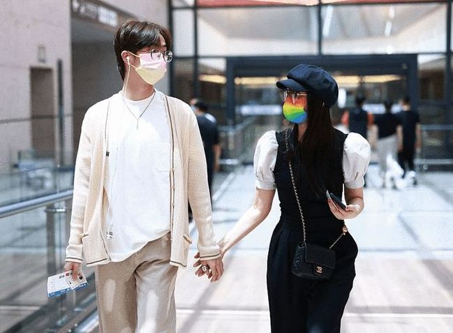 伊能静|伊能静与儿子挽手出行，哈利人气超过妈妈，走路姿势引发热议