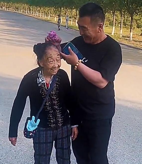 李玉成520带马玉琴赶海捡螃蟹,送其一朵野花
