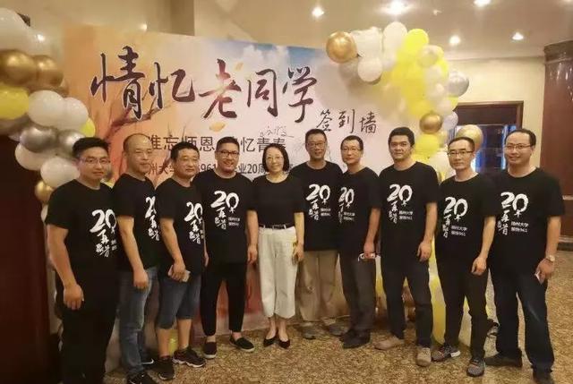 参加同学聚会，为何这类人怎么喊都不来？背后原因引人深思！