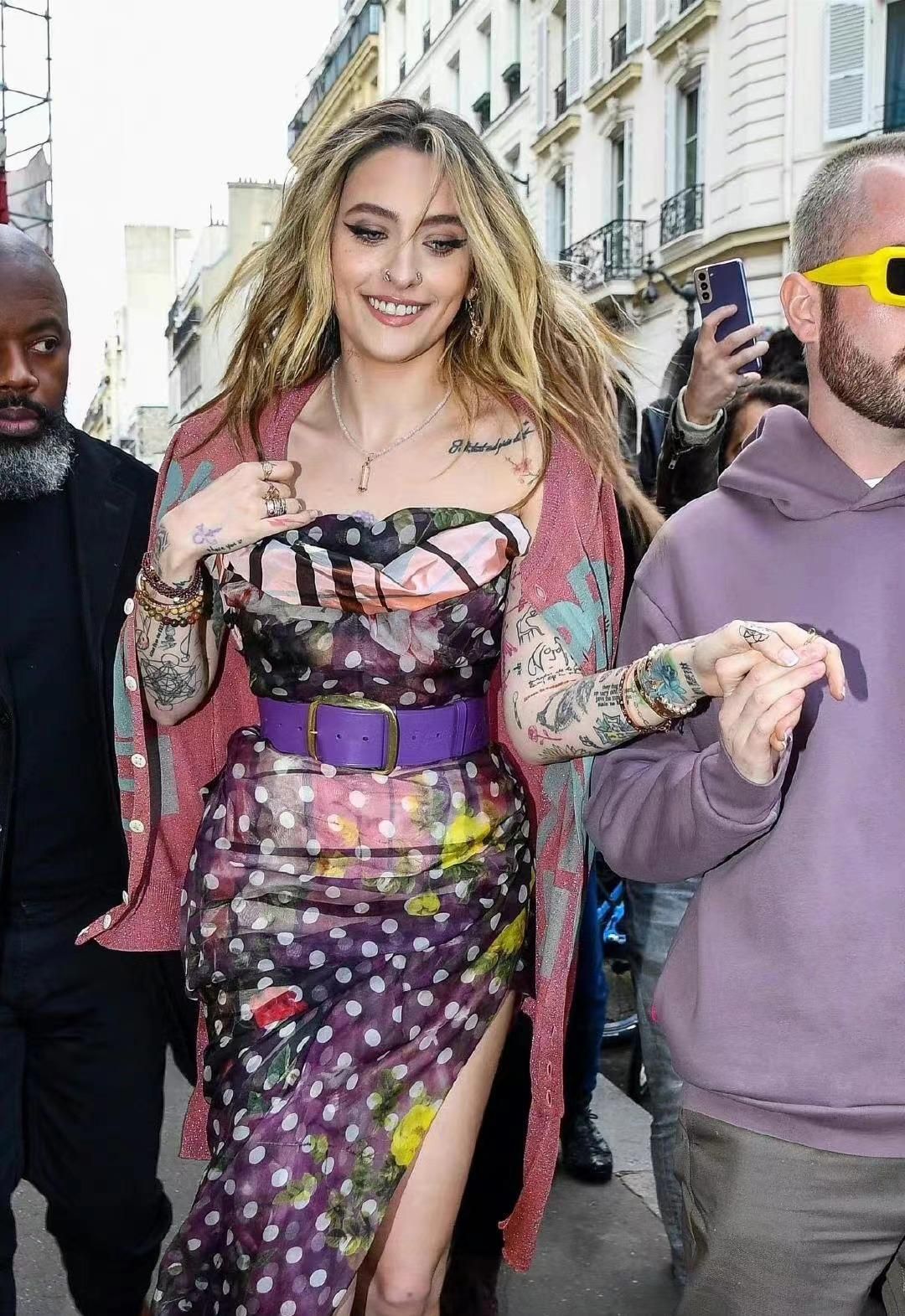 明星|迈克尔杰克逊女儿终于长大！印花长裙貌美如花，身材和女明星没差