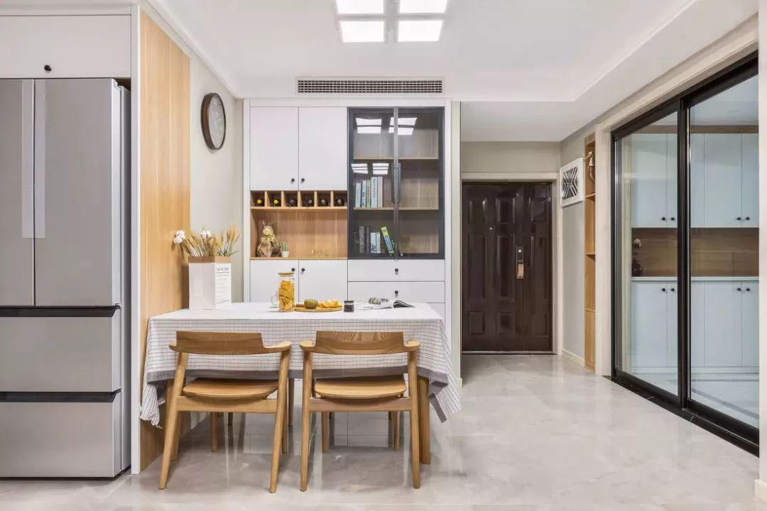 说句实话，餐厅最不能少的东西就是餐边柜，到顶一排，好看又实用