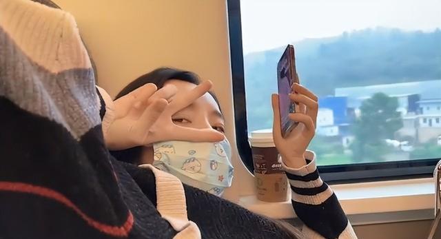 小贝|小贝饿了参加颁奖典礼,透露婚宴不满30桌,为备孕欲走颜值路线