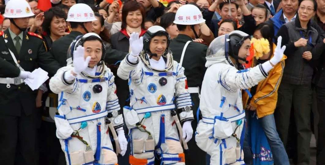 我国共13人上过太空,为何2位是航天英雄,其他是英雄航天员?