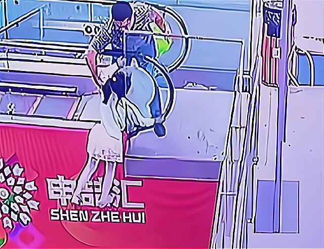 上海一男子救下悬空小女孩,却被指手不干净,网友:一派胡言