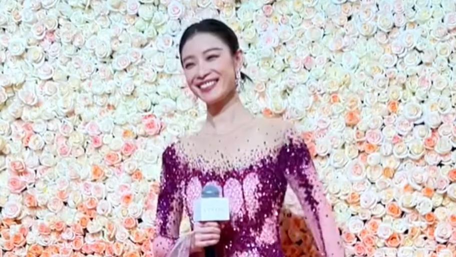 倪妮|17位女星同场比美：倪妮穿得像广场舞阿姨，赵今麦打扮成熟略违和