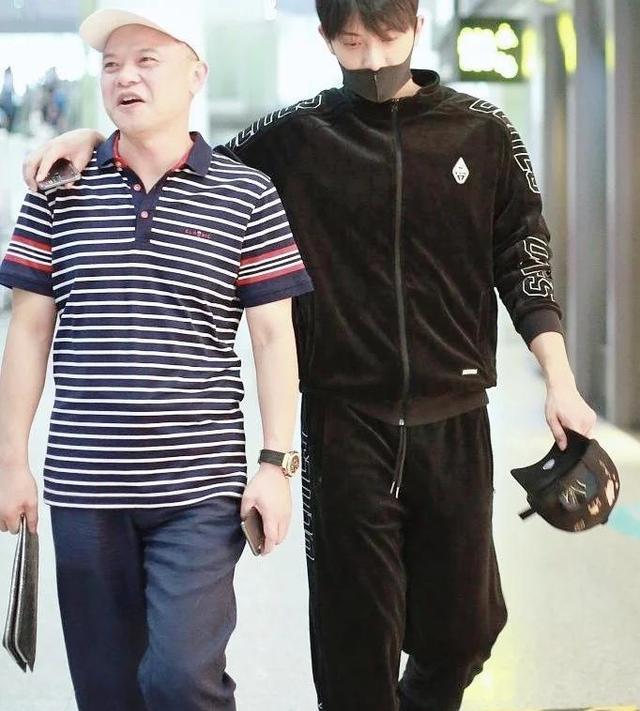 黄子韬|黄子韬开百万豪车出街被偶遇,家里沙发曾价值几十万