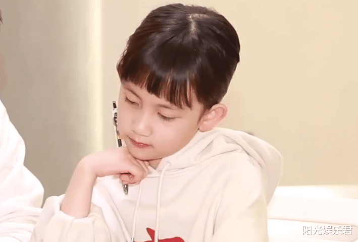 黄磊|黄磊带小女儿亮相,9岁妹妹颜值不输多多,狗啃刘海也挡不住美貌