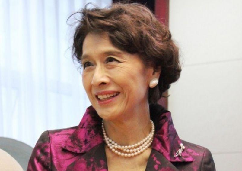 卷发 看到77岁栗原小卷才懂:奶奶辈女人烫卷发,也能美得这么时髦洋气