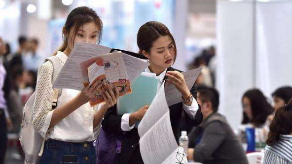 峄城|女海归回国2个月才找到工作，嫌月薪5000太少，选择“家里蹲”