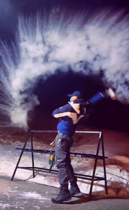 窦骁|何超莲晒约会视频，恶作剧成功似幼稚小学生，窦骁满脸宠溺太纵容