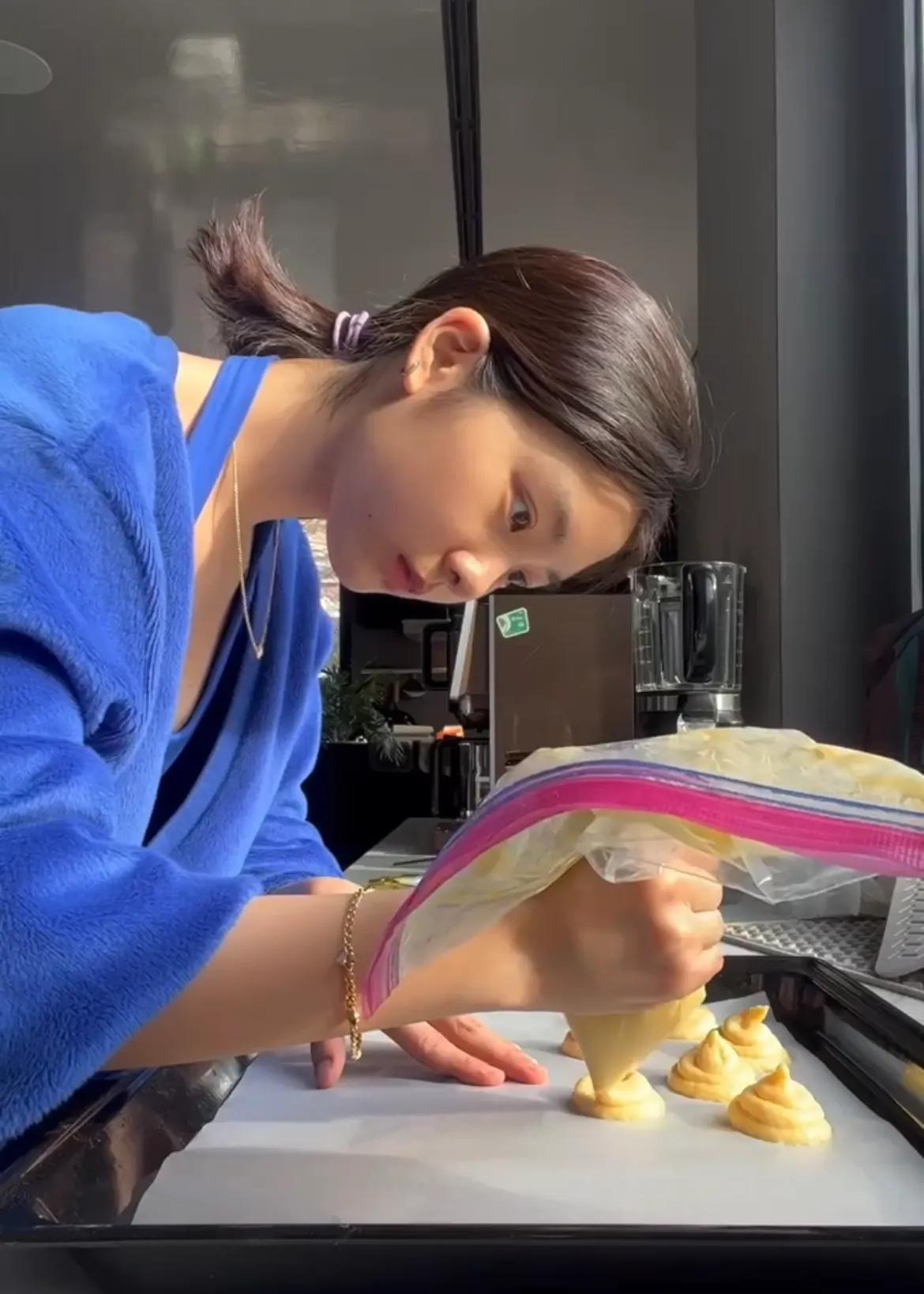 黄磊|多多做泡芙为9岁妹妹庆生，穿蓝色裙子显成熟，模样太像妈妈孙莉