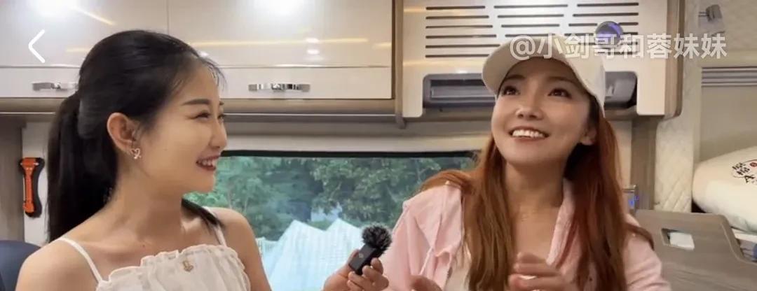 旅行|蓉妹妹：与小剑哥这种开着房车的旅行生活，究竟有多让人羡慕