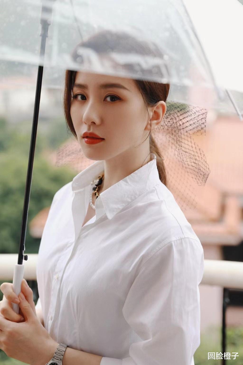 刘诗诗|刘诗诗雨中漫步好有意境，衬衫配伞裙优雅浪漫，挺拔身姿太美了
