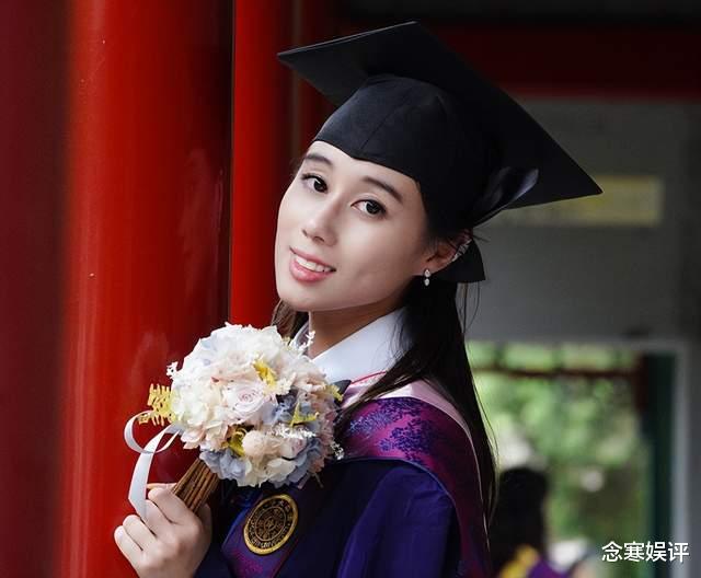 何超欣|23岁何超欣清华研究生毕业,此前已获麻省理工双学位,遭网友质疑