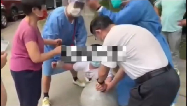 10岁男孩持刀砍人,扬言社会上都是垃圾人!防疫人员:真没家教