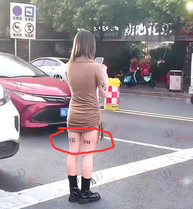 年轻女子路边等车,左腿纹恭喜,右腿纹发财,网友:帮她写个横批