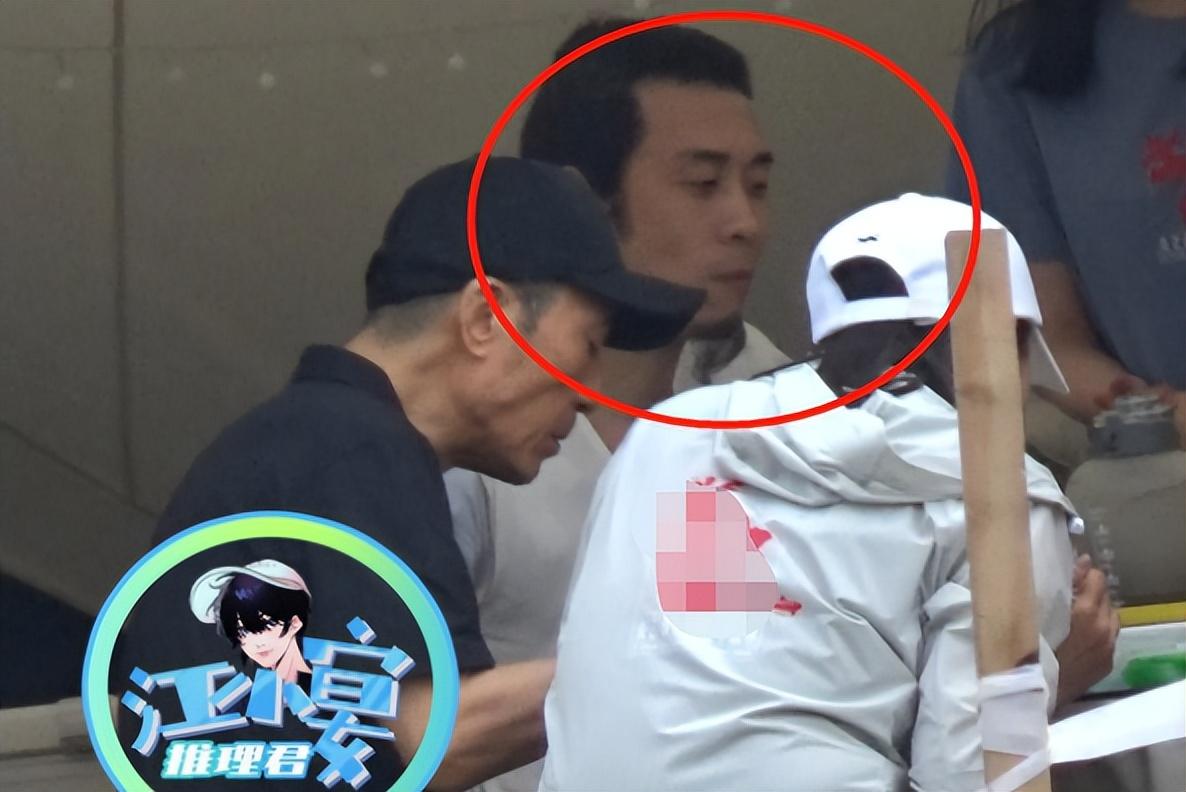 江珊|72岁张艺谋片场吃饭!与女主角等同桌有说有笑,坐塑料凳接地气