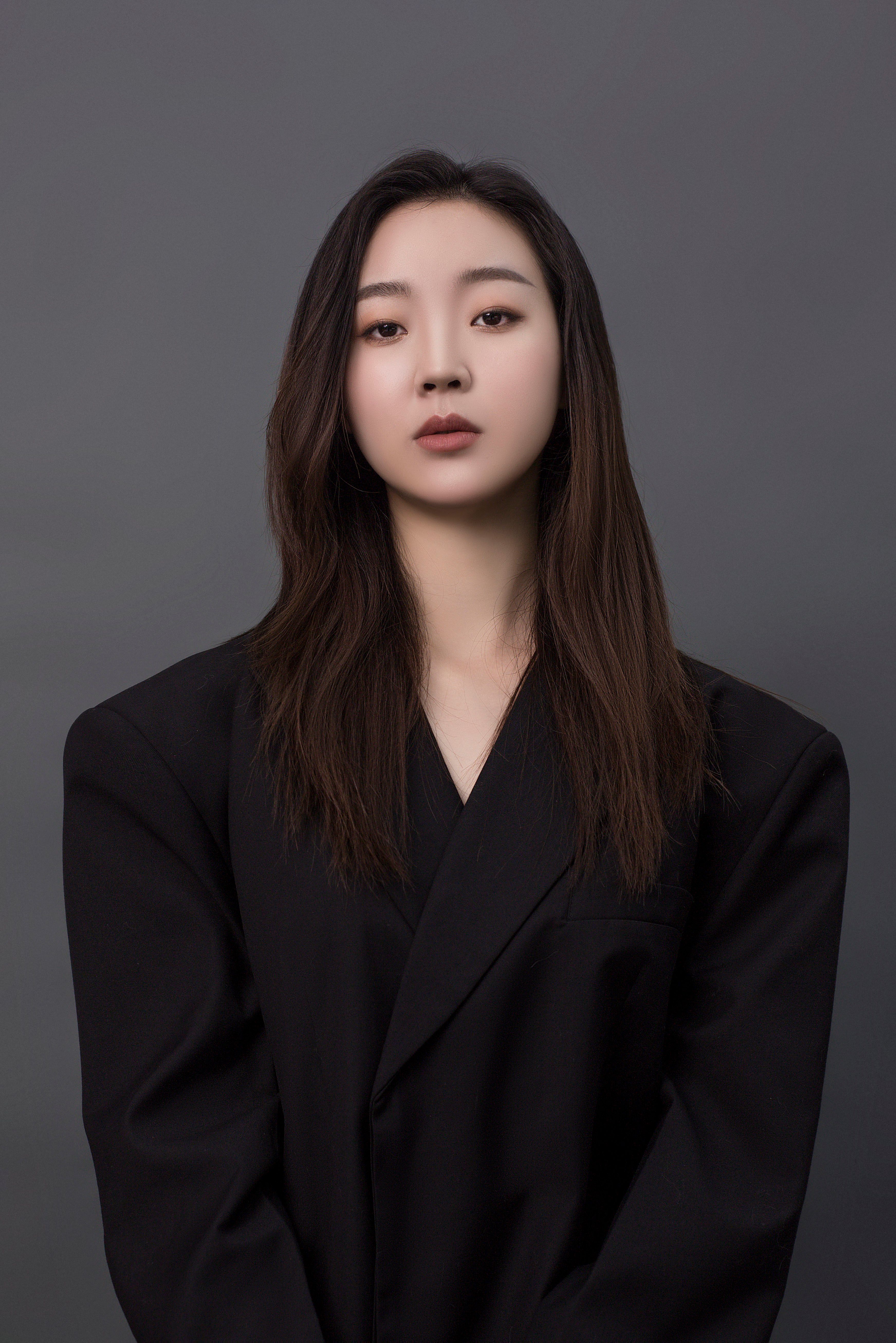 张宇|张宇柠发布黑色写真大片 飒爽率性自带高级感Buff!