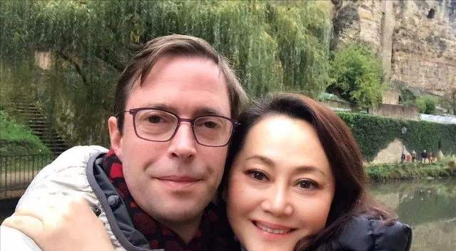 大宋佳|60岁大宋佳：与二婚老公国外开店，生活滋润，优雅贵气不输当年