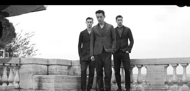 胡歌|胡歌参加发小公司年会引起轰动，原来明星想变路人也不容易呀