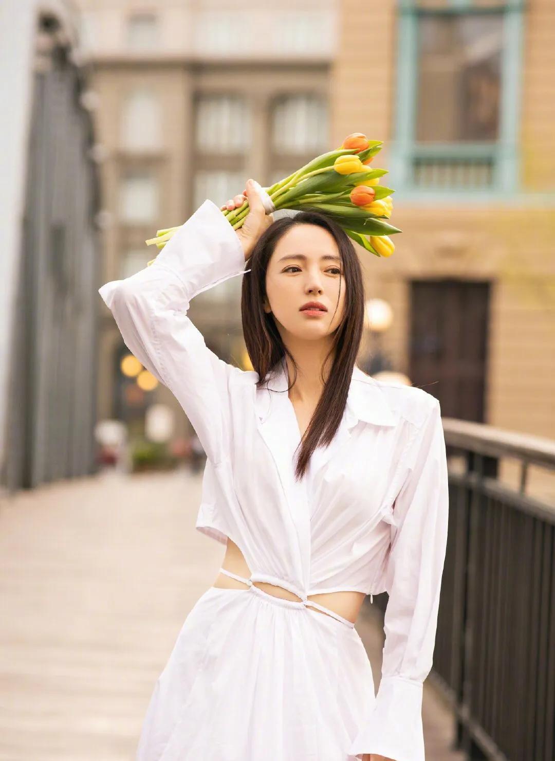 董璇|董璇营业大片，虽然美但眉头给人有心事的感觉