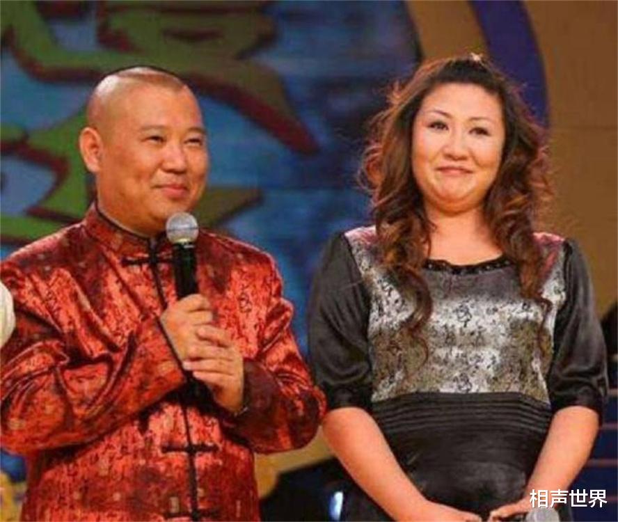 郭德纲|没文化真可怕，德云社董事长穿龙袍惹争议，网友：郭德纲老婆真牛