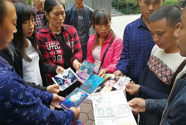 被骗32年的妹妹回家,姐姐拿出32年前买的黄裙子,喜极而泣