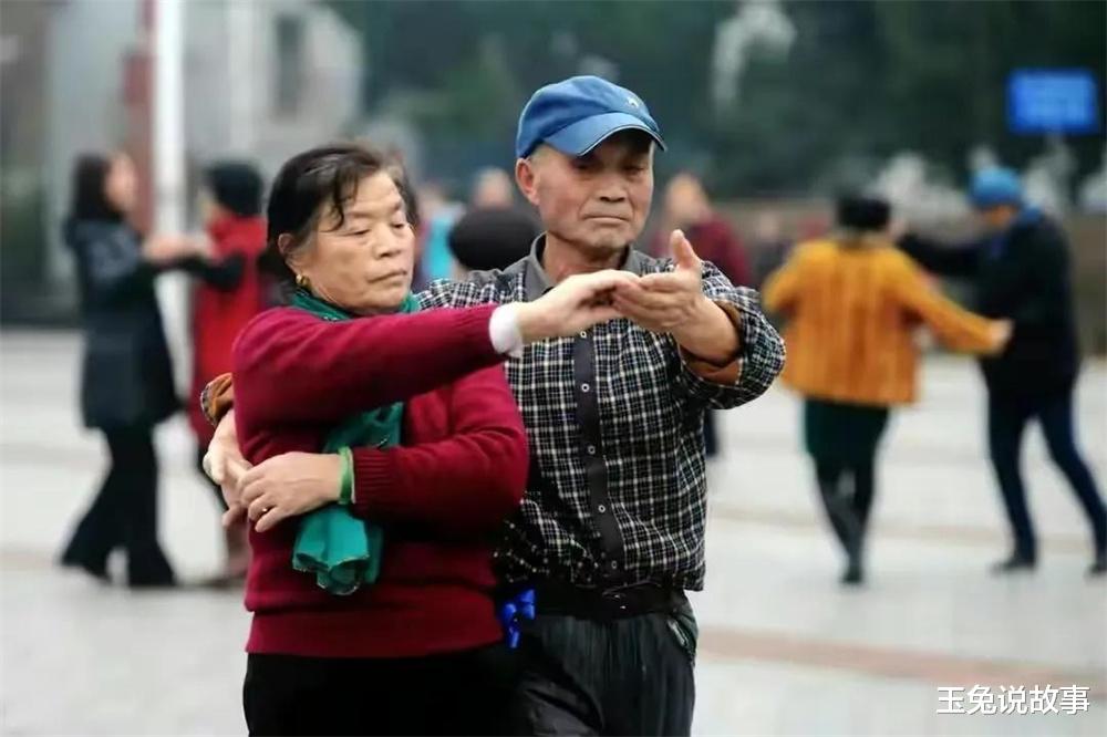 58岁大妈和男舞伴同居养老,入住第二天就搬走,大妈:差点吃大亏