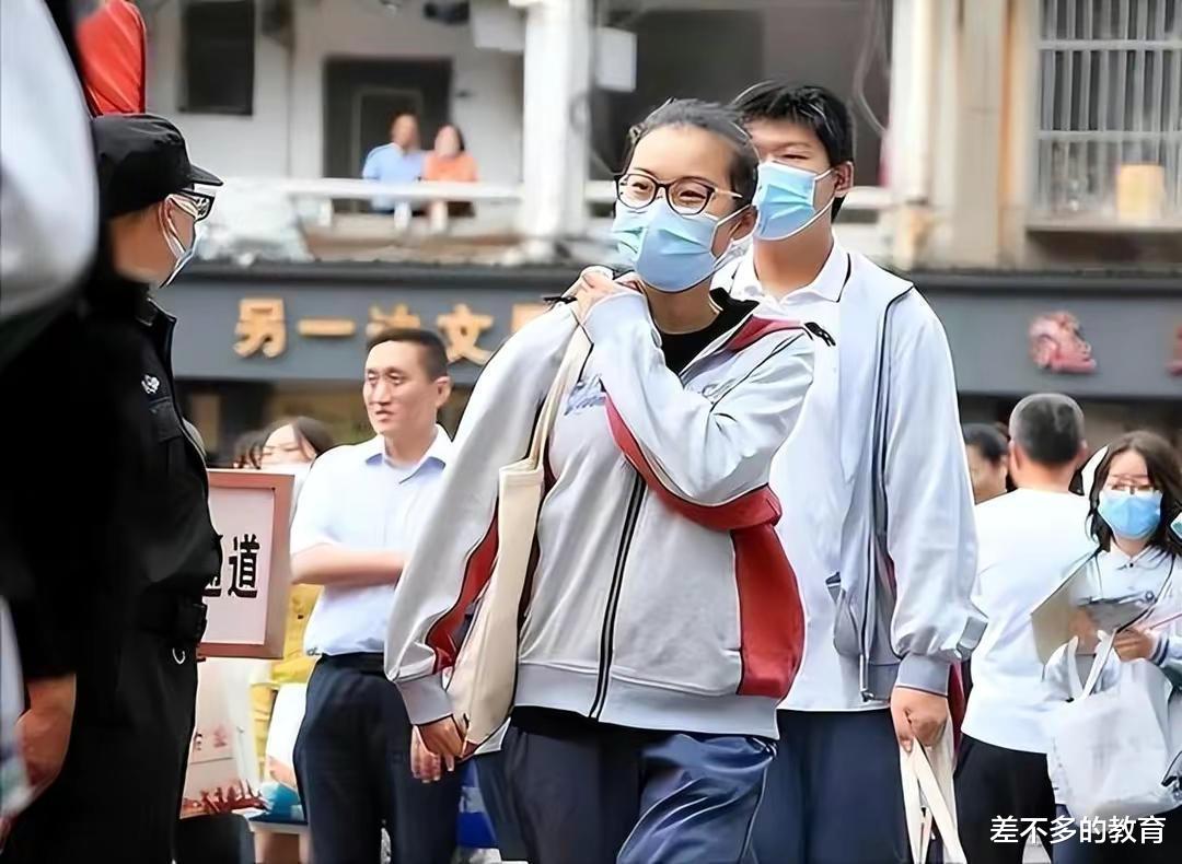 因出宿舍上厕所未戴口罩,甘肃一学生被通报批评,网友:刷新三观