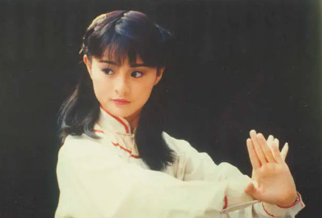 李赛凤|李赛凤:36岁嫁入豪门,离婚时被曝出轨干儿子,如今带娃独自生活