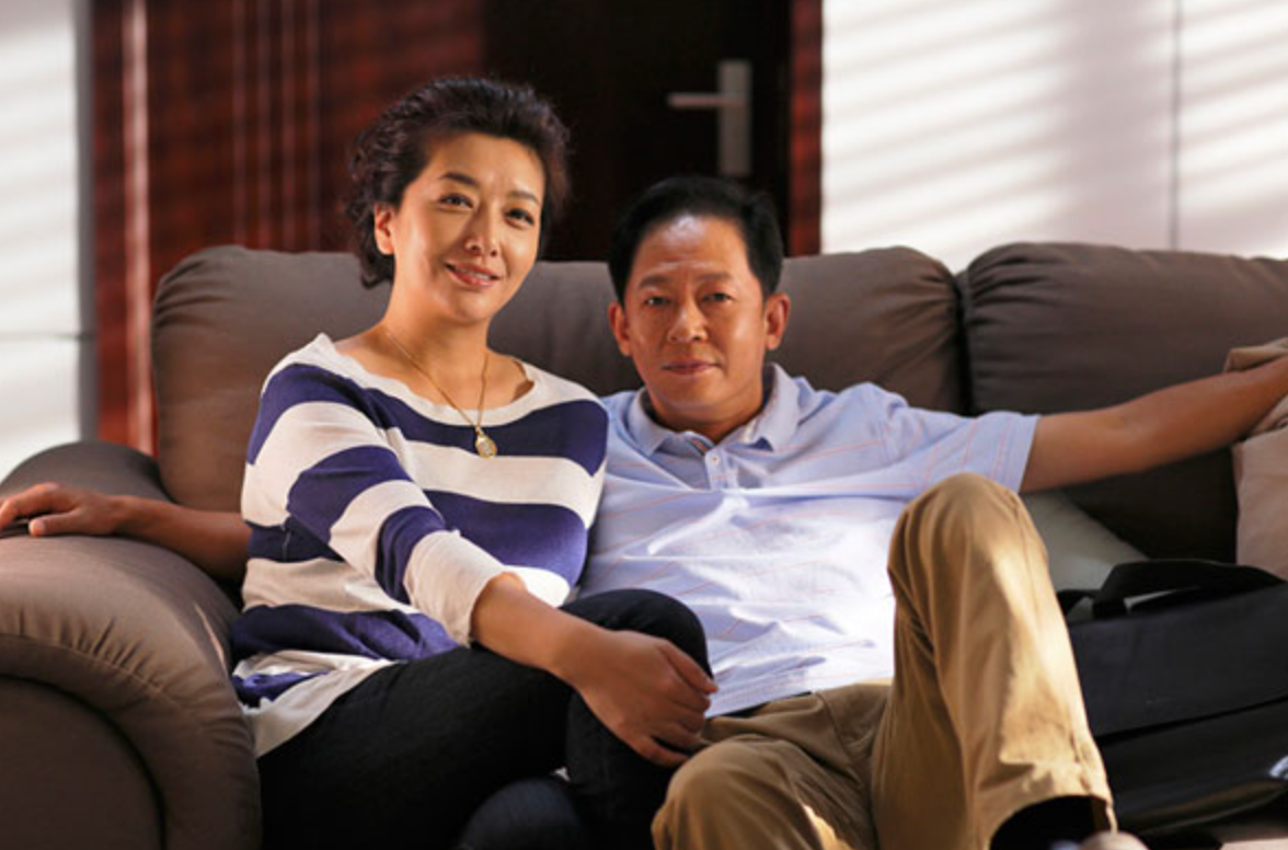 江珊|54岁江珊街头排队做核酸，穿万元外套好显眼，和路人亲切打招呼