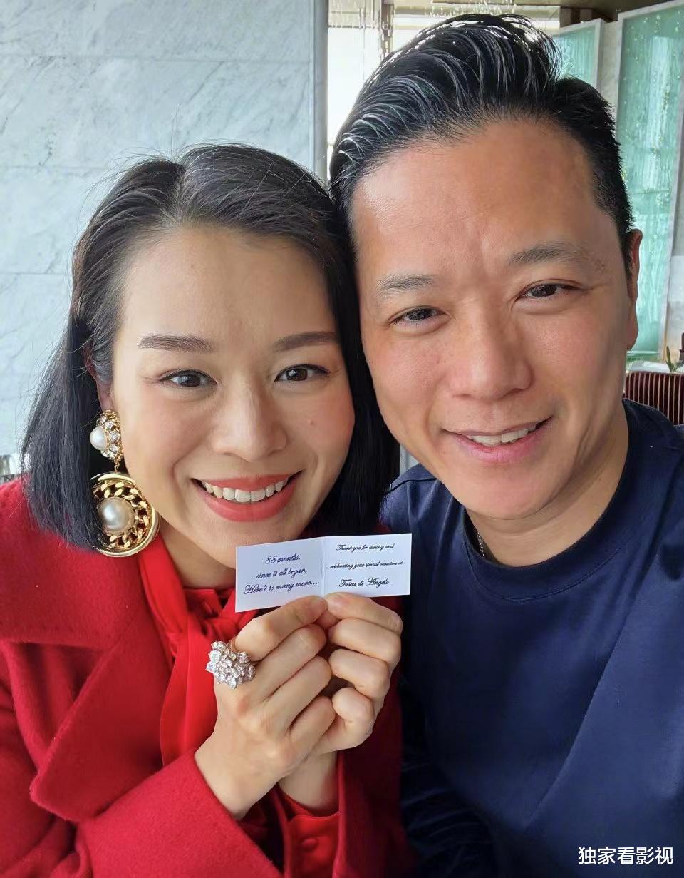 胡杏儿|42岁胡杏儿为老公庆生,嫁给爱情、5年生3子,却因白发惹眼被心疼