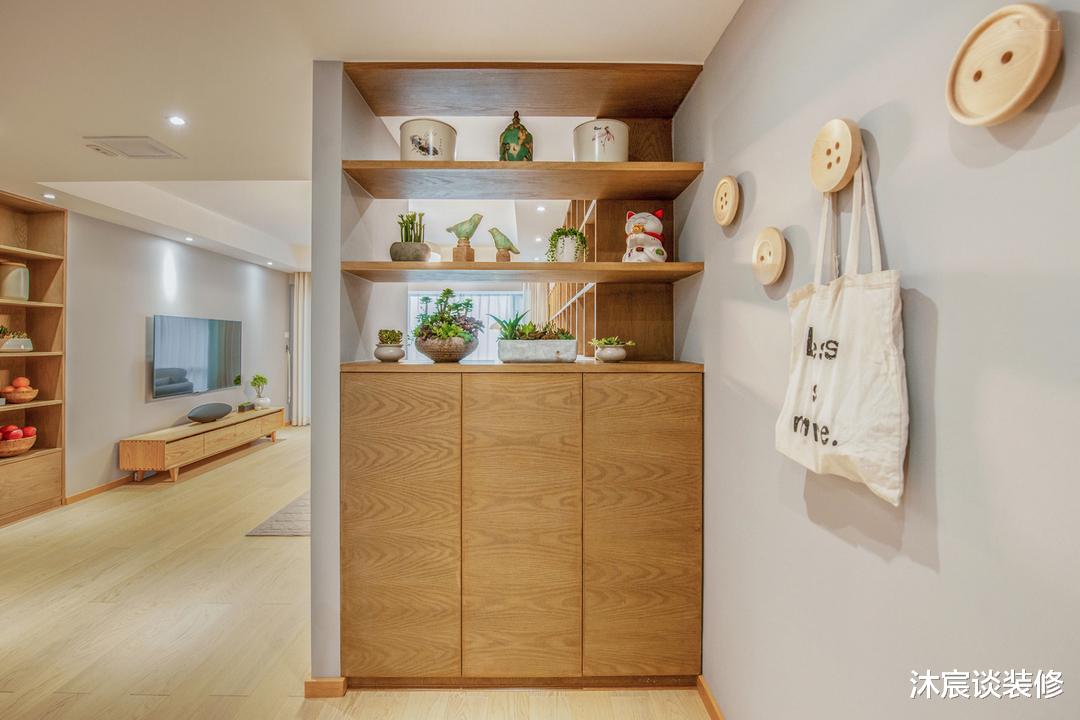80后的第三次装修,没有用“网红”风格,室内超多收纳,还很温馨