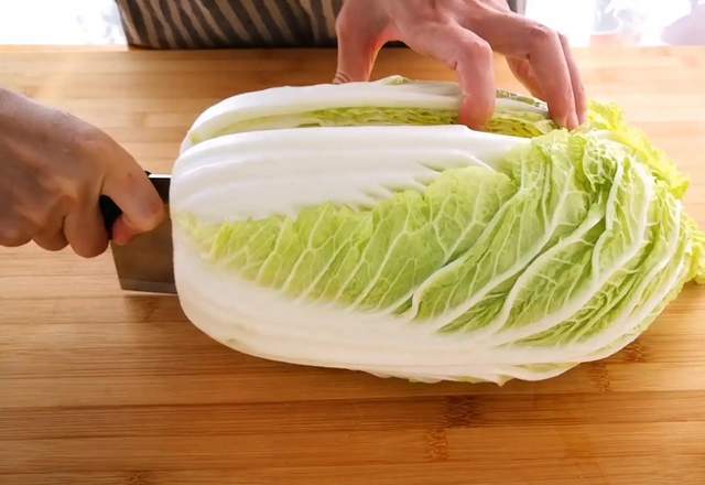 白菜炖豆腐正宗的做法，教你1个秘制配方，出锅挑食小孩都抢吃光